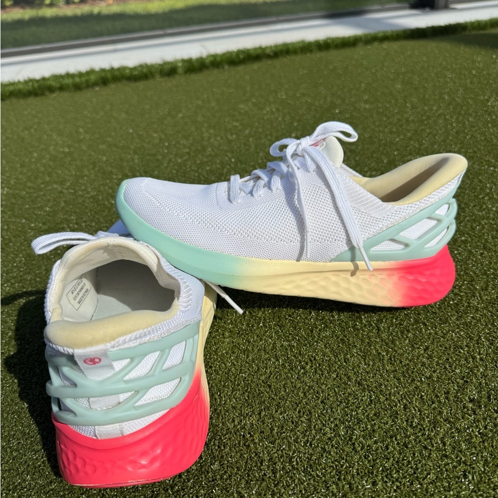 Kizik Athen’s Hands-Free White Sneakers with Gradient Sole Running